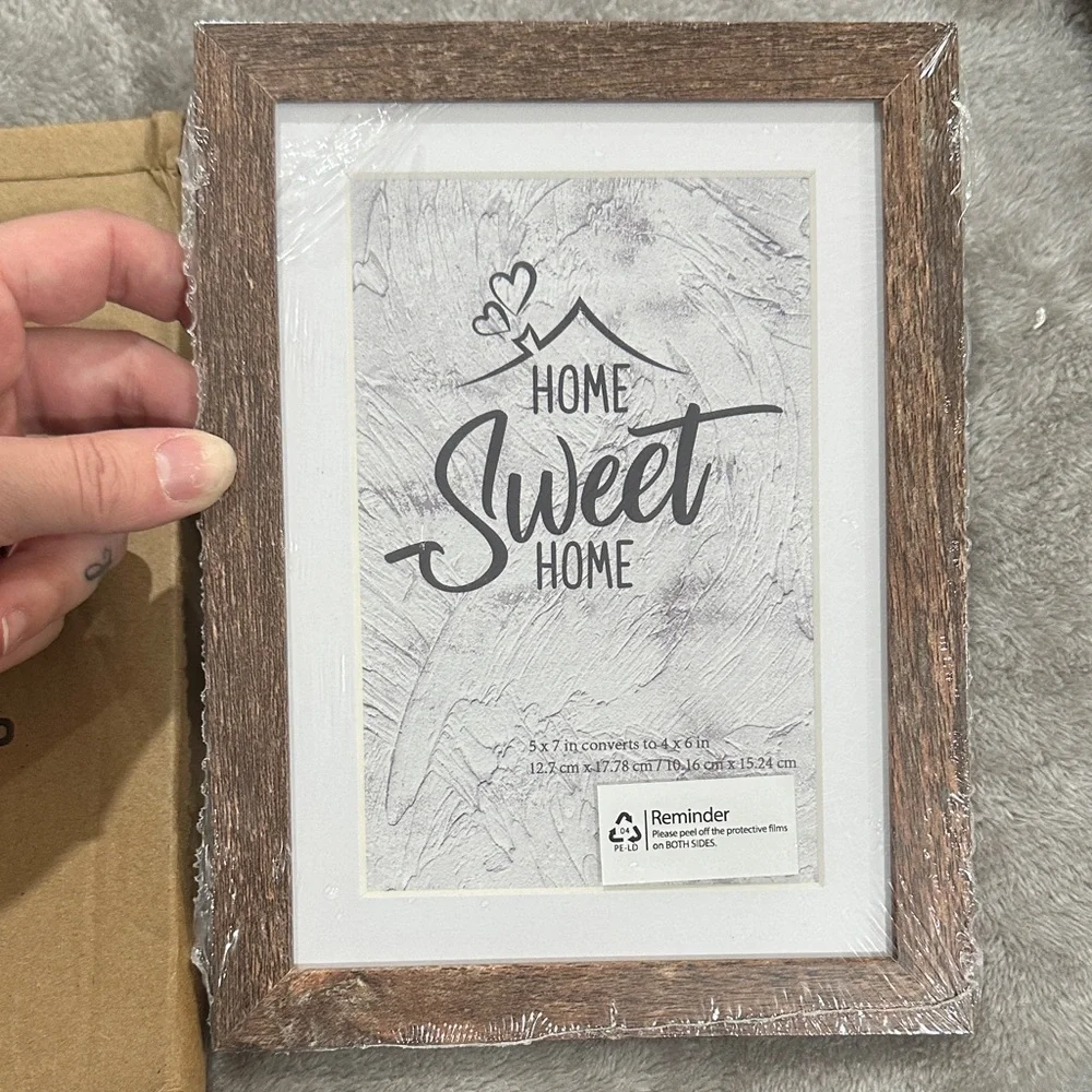 Rustic Brown 5x7 but can convert to 4x6 picture frame